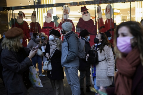 ▲프랑스 파리에서 6일(현지시간) 사람들이 마스크를 쓴 채 상점 앞에 서 있다. 파리/AP연합뉴스

