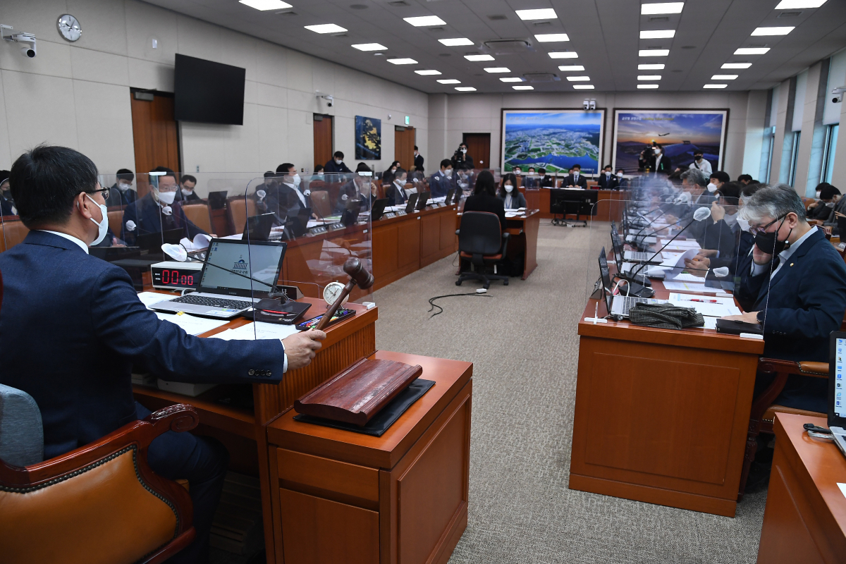 ▲이헌승 국회 국토위 위원장이 6일 서울 여의도 국회에서 열린 국토교통위원회 전체회의에서 개회를 선언하며 의사봉을 두드리고 있다. (뉴시스)