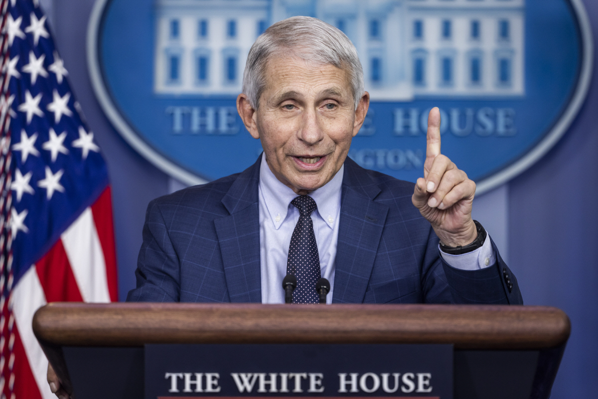 ▲앤서니 파우치 국립알레르기·전염병연구소(NIAID) 소장이 1일(현지시간) 워싱턴D.C 백악관 브리핑룸에서 취재진의 질문에 답변하고 있다. 워싱턴D.C/AP뉴시스