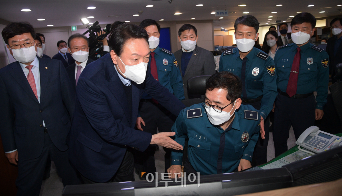 ▲윤석열 국민의힘 대선 후보가 7일 오후 서울 종로구 서울경찰청 112종합상황실을 방문해 직원을 격려하고 있다. (국회사진취재단)