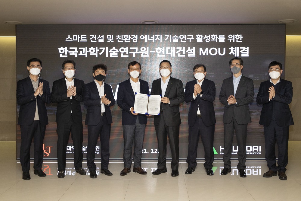 ▲윤영준 현대건설 사장(오른쪽서 네번째)과 윤석진 한국과학기술연구원장(왼쪽서 네번째)이 7일 서울 종로구 현대건설 본사에서 열린 업무협약(MOU) 체결식에서 기념촬영을 하고 있다. (사진제공=현대건설)