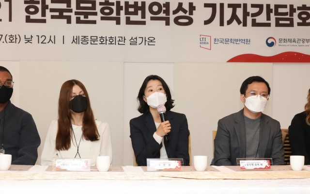 ▲7일 서울 중구 세종문화회관에서 열린 한국문학번역상 수상자 기자간담회에서 박인원(가운데), 응우옌 응옥 꿰(오른쪽) 번역가 등이 기자들의 질문에 답하고 있다. (사진제공=한국문학번역원)