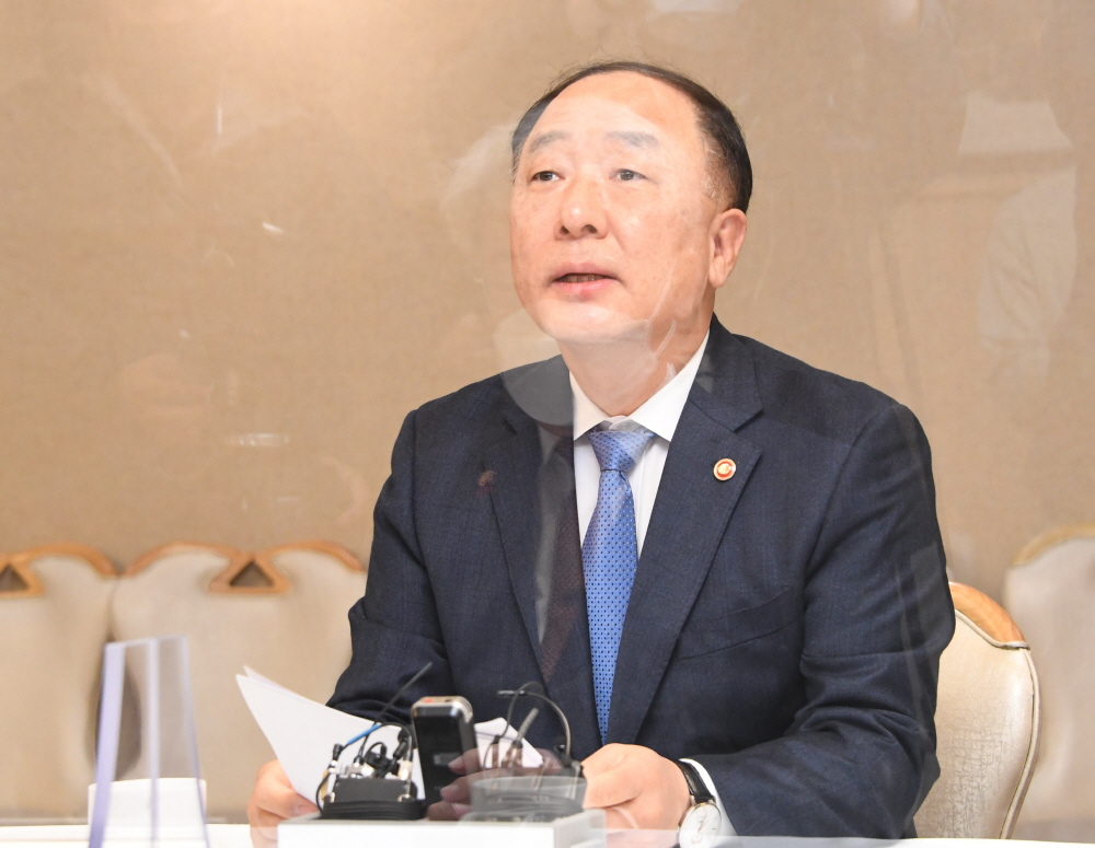 ▲홍남기 경제부총리 겸 기획재정부 장관이 12월 8일 서울 광화문 정부서울청사에서 열린 '제34차 부동산시장 점검 관계장관회의'를 주재, 모두발언을 하고 있다. (사진제공=기획재정부)