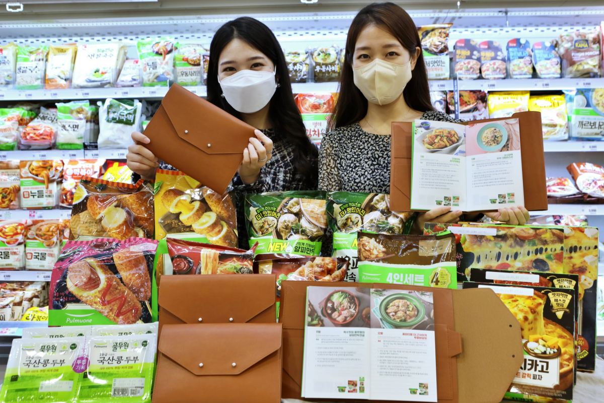 ▲8일 롯데마트에서 모델들이 '2022 레시피 다이어리'를 홍보하고 있다.  (사진제공=롯데온)