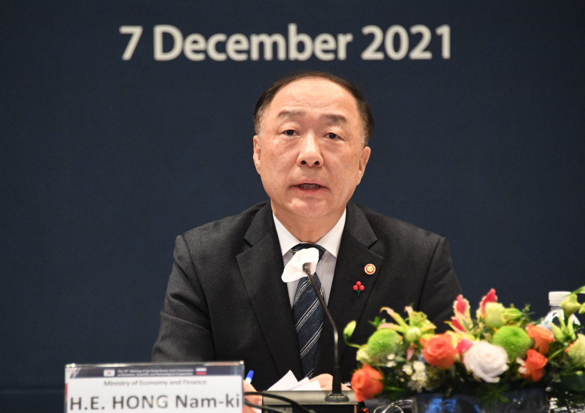 ▲홍남기 부총리 겸 기획재정부 장관이 12월 7일 서울 중구 더 플라자호텔에서 화상으로 열린 '제19차 한-러 경제과학기술공동위윈회'에 주재, 유리 트루트네프 러시아 부총리 겸 극동지구 전권대표가 참석한 가운데 개회사를 하고 있다. (사진제공=기획재정부)