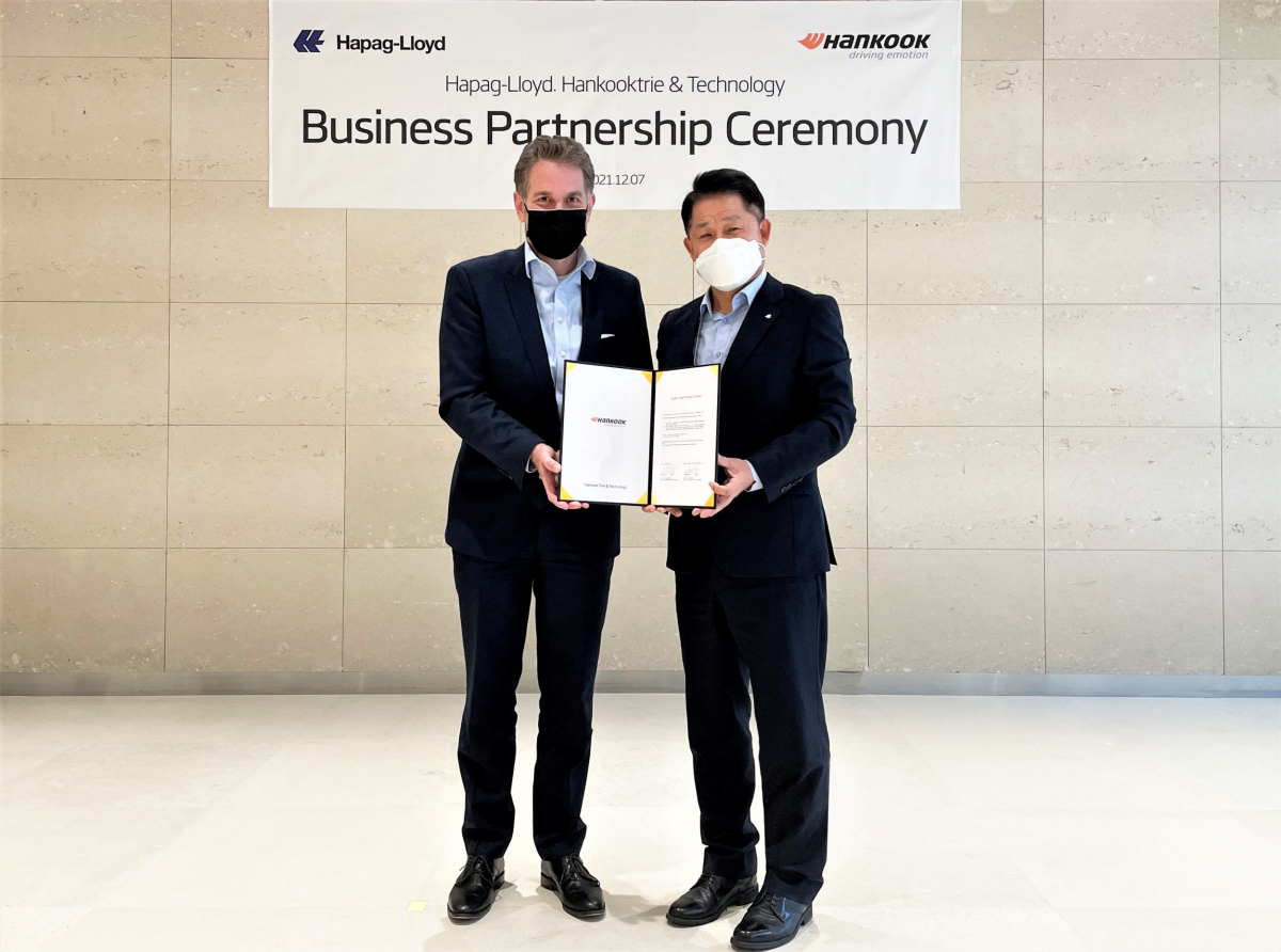 ▲하파그로이드 한스 쉐퍼 아시아지역본부장 부사장(왼쪽)과 한국타이어 이수일 대표이사 사장이 7일 해상운송 장기계약 체결을 맺고 기념사진을 찍고 있다.  (사진제공=한국타이어)