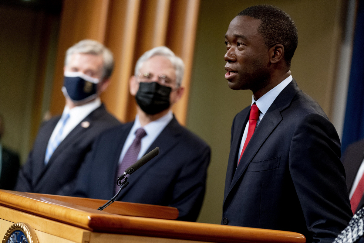 ▲월리 아데예모 미국 재무부 부장관(오른쪽)이 지난달 8일 법무부 청사에서 열린 기자회견에서 발언하고 있다. 워싱턴D.C./AP연합뉴스