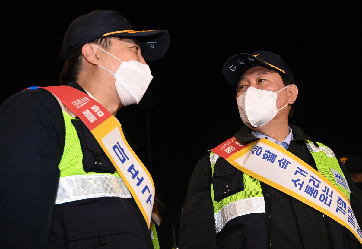 ▲윤석열 국민의힘 대선 후보와 이준석 대표가 7일 저녁 서울 마포구 합정동 홍익자율방범대를 찾아 대원들과 함께 주택가 및 상가 지역을 순찰하며 대화하고 있다. (연합뉴스)