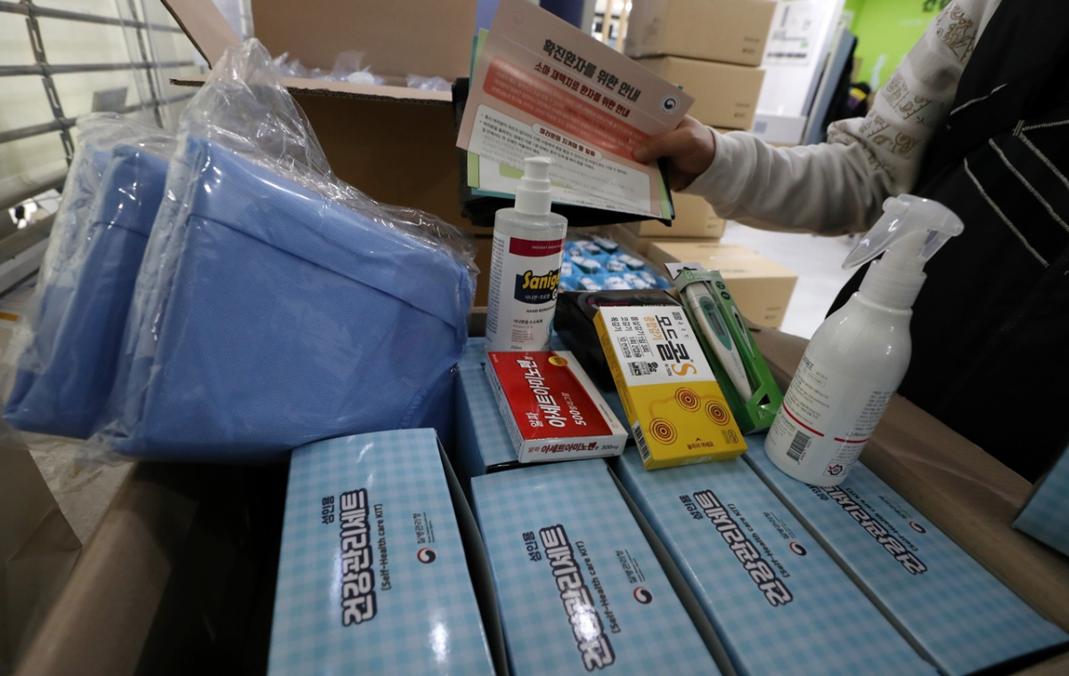 ▲서울 중랑구보건소에서 직원이 코로나19 재택치료용 건강관리 세트(의약품, 산소포화도 측정기, 체온계, 손소독제, 세척용 소독제 등) 전달에 앞서 구성품을 확인하고 있다. (뉴시스)