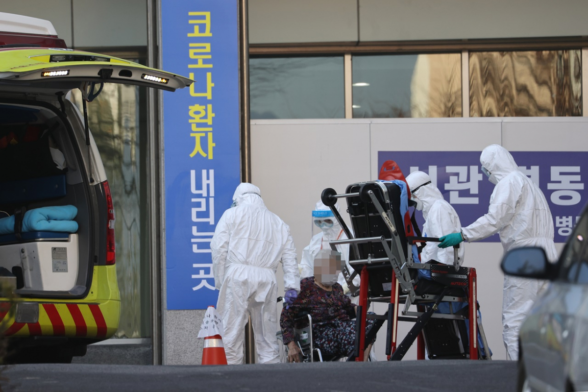 ▲ 8일 오후 서울 은평구 서울특별시립 서북병원에서 의료진이 구급차를 타고 도착한 환자를 옮기고 있다. (연합뉴스)