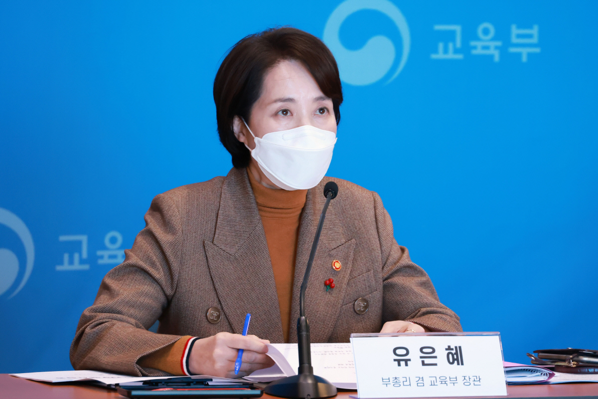 ▲(연합뉴스) 유은혜 사회부총리 겸 교육부 장관이 8일 서울 양화중학교에서 ‘청소년 코로나19 백신 접종, 무엇이든 물어보세요’라는 주제로 열린 ‘학생·학부모·전문가와 함께하는 온라인 포럼’에서 발언하고 있다.
