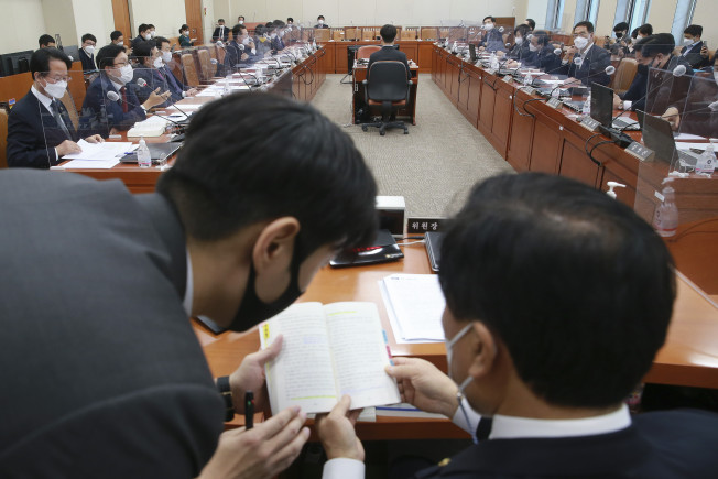 ▲국민의힘 박형수 의원(왼쪽두번째)이 8일 오후 서울 여의도 국회에서 열린 기획재정위원회 전체회의에서 발언하는 가운데 윤후덕 위원장이 관계자와 국회법 책자를 확인하고 있다. (연합뉴스)