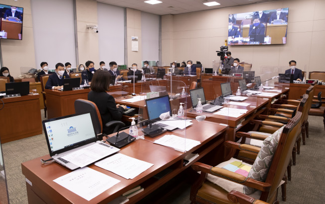 ▲국민의힘 의원들이 30일 오후 서울 여의도 국회에서 열린 법제사법위원회 전체회의에서 '이재명 특검법' 상정 누락에 반발하며 퇴장해 자리가 비어있다.  (연합뉴스)