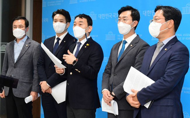 ▲더불어민주당 김용민 의원이 10일 서울 여의도 국회 소통관에서 정당쇄신·정치개혁 의원모임 기자회견을 마치고 질의응답을 하고 있다. 왼쪽부터 윤영덕, 전용기, 김용민, 장경태, 김승원 의원.  (연합뉴스)