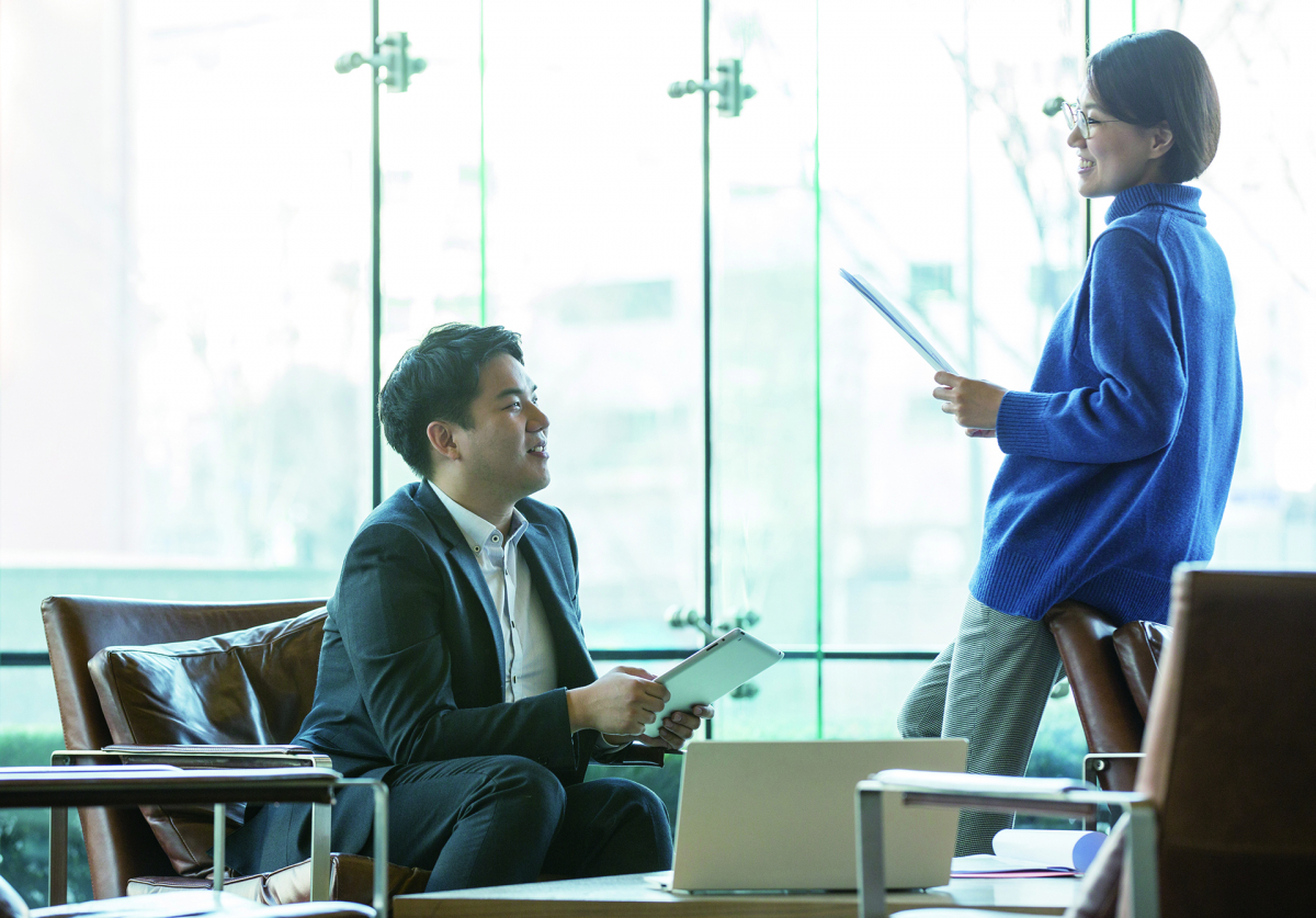 ▲금호석유화학 임직원이 대화하고 있다. (사진제공=금호석유화학)