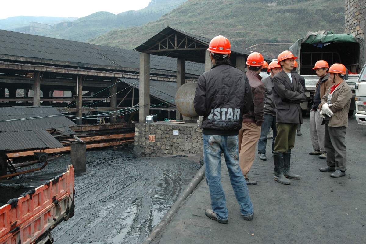 ▲중국 허난성 망간 공장에 2010년 4월 11일 광부들이 모여 있다. 허난/신화뉴시스
