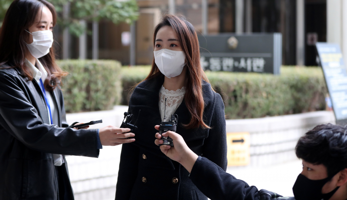 ▲코로나 확진으로 교사 임용시험을 치르지 못한 수험생 측 현지원 변호사가 9일 오전 서울 서초구 서울중앙지방법원에서 '코로나 확진자 임용고시 박탈'과 관련한 대한민국 상대 손해배상 소송 승소후 취재진의 질문에 답변하고 있다. (뉴시스)