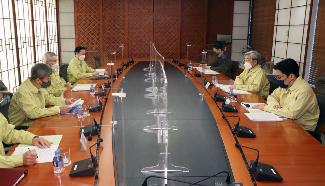 ▲고승범 금융위원장이 9일 코로나19 특별방역대책 후속조치방안에 따른 금융권 방역 이행상황을 점검하기 위해 SC제일은행 본점을 방문했다.  (사진제공=금융위)