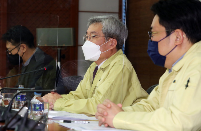 ▲고승범 금융위원장이 9일 신종 코로나바이러스 감염증(코로나19) 특별방역대책 후속조치방안에 따른 금융권 방역 이행상황을 점검하기 위해 SC제일은행 본점을 방문했다.  (사진제공=금융위)