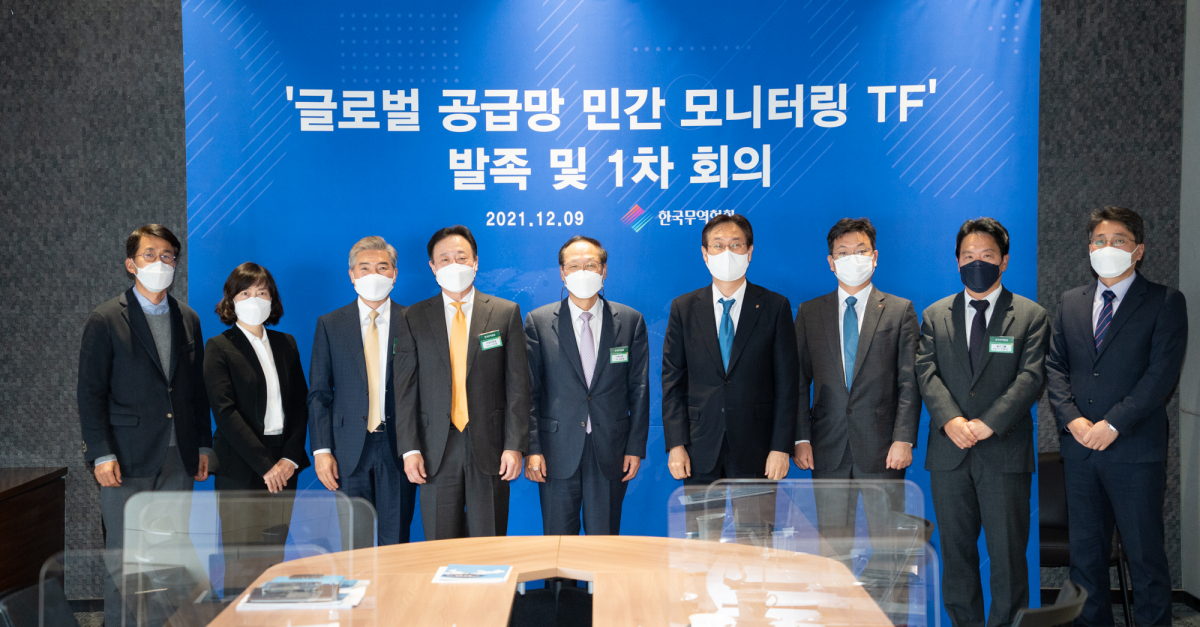 ▲TF 참여기업 관계자들이 기념사진을 촬영 하고 있다. (오른쪽 네번째가 무역협회 이관섭 부회장)  (사진제공=무역협회)