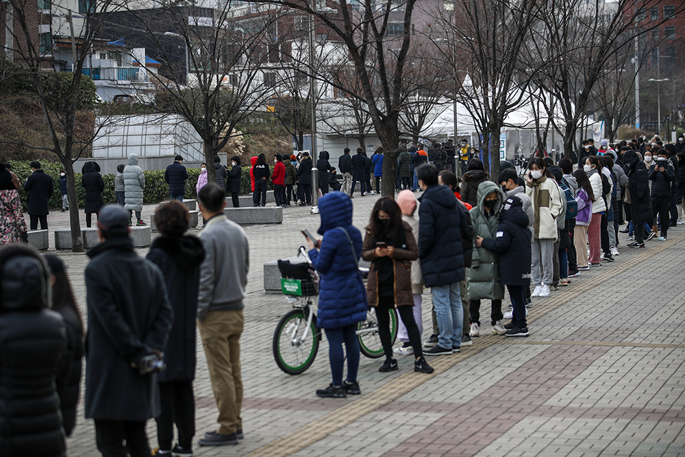 ▲9일 0시 기준 국내 코로나19 신규 확진자가 7102명으로 이틀째 7000명대를 이어가고 있는 9일 오전 서울 마포구 서강대역에 설치된 임시선별검사소를 찾은 시민들이 검사를 받기 위해 줄 서 있다. (뉴시스)