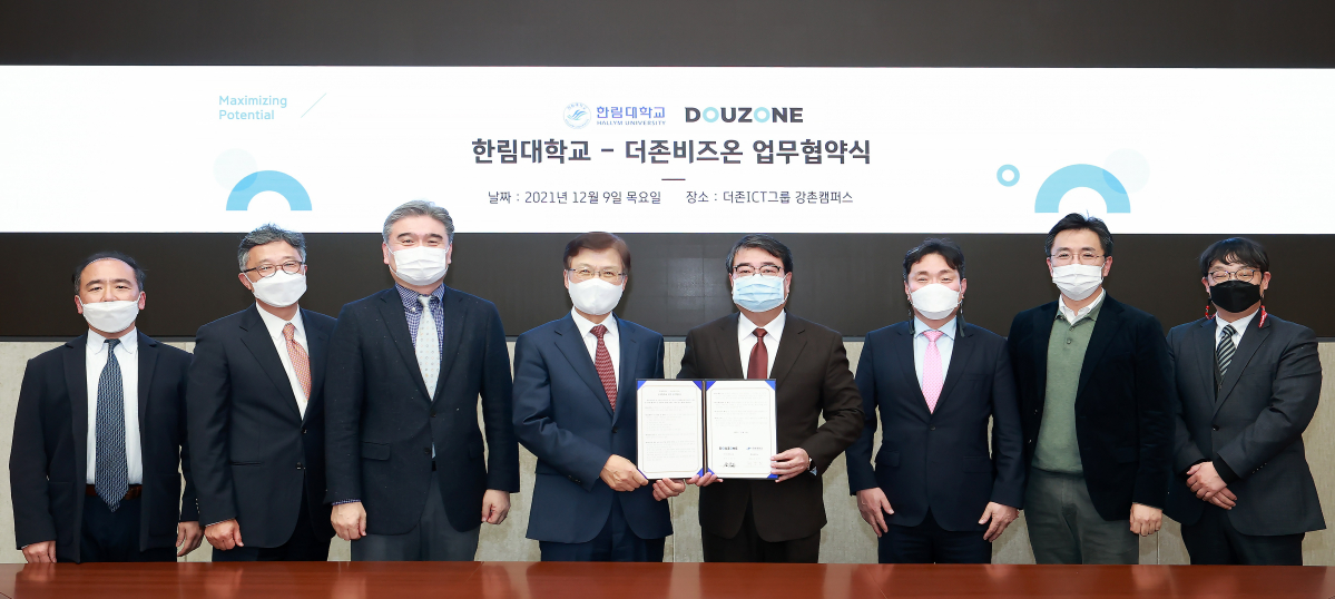 ▲더존비즈온은 9일 더존ICT그룹 강촌캠퍼스에서 한림대학교와 ‘디지털 헬스케어 공동연구 수행 및 디지털 헬스케어·IT 전문인력 양성’을 위한 업무협약을 체결했다. 사진 왼쪽부터 한림대 정태경 인공지능융합학부 교수, 한림대 고형석 빅데이터·AI센터장, 한림대 김유섭 AI융합연구원장, 한림대 최양희 총장, 더존ICT그룹 김용우 회장, 더존에듀캠 윤성태 대표, 더존비즈온 송호철 플랫폼사업부문 대표, 한림대 이석각 산학협력단 팀장 (제공 = 더존비즈온)