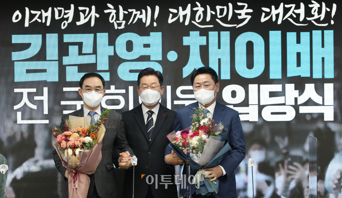 ▲이재명 더불어민주당 대선후보(가운데)가 10일 오전 서울 영등포구 더불어민주당사에서 열린 바른미래당 출신 김관영(오른쪽), 채이배 전 의원의 입당식에서 두 전 의원의 손을 잡고 있다. (국회사진기자단)