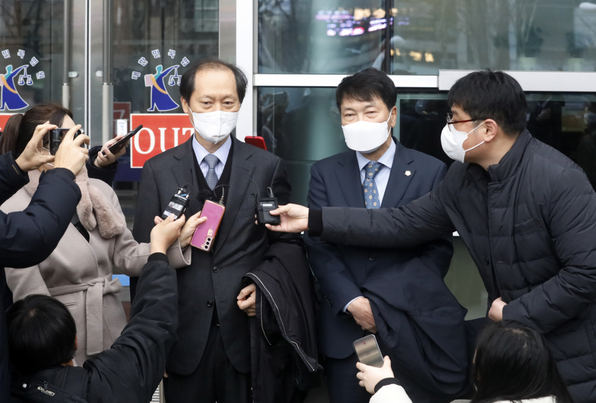 ▲윤석열 국민의힘 대선후보가 검찰총장 재직 당시 자신에게 내려진 '직무정지' 처분이 부당하다며 낸 행정소송 1심에서 패소했다. 서울행정법원 행정4부(부장판사 한원교)는 10일 윤 후보가 법무부장관을 상대로 낸 직무집행정지처분 취소소송에서 "이 사건 소를 각하한다"며 원고 패소 판결했다. 이날 재판을 마치고 나온 윤 후보 측 법률대리인 이완규, 손경식 변호사가 취재진 질문에 답하고 있다. (뉴시스)