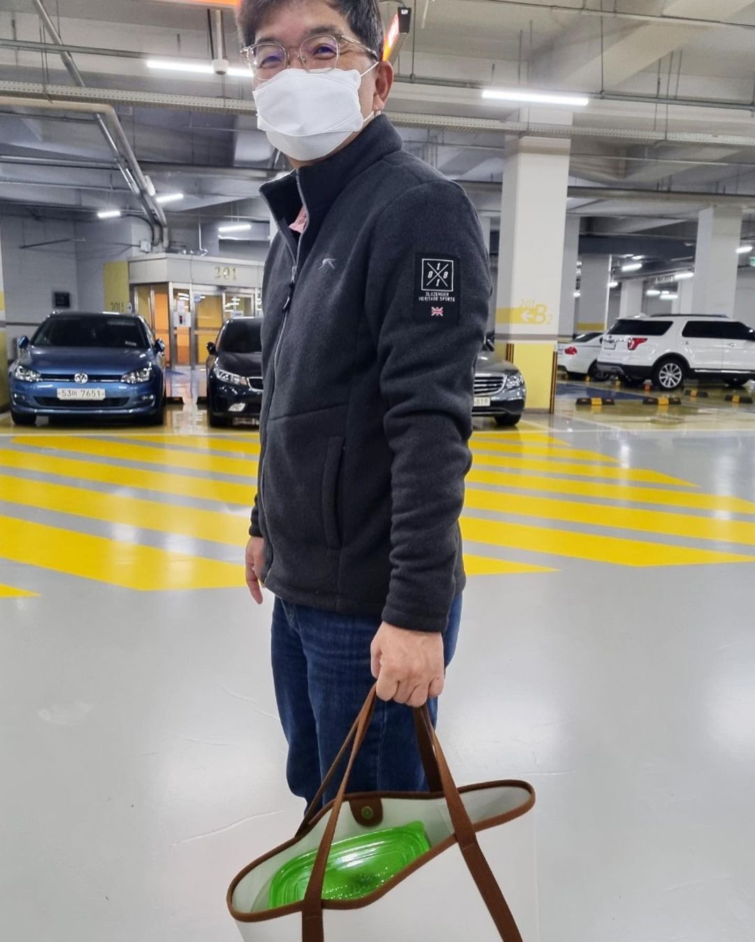 ▲지난 8일 나경수 SK지오센트릭 사장은 자신의 SNS에 여러 가지의 음식을 다회용 용기에 포장해온 사진을 올리며 사내 ‘용기내 챌린지’인 ‘Take Green 캠페인’에 참여했다. (출처=나경수 SK지오센트릭 사장 SNS)