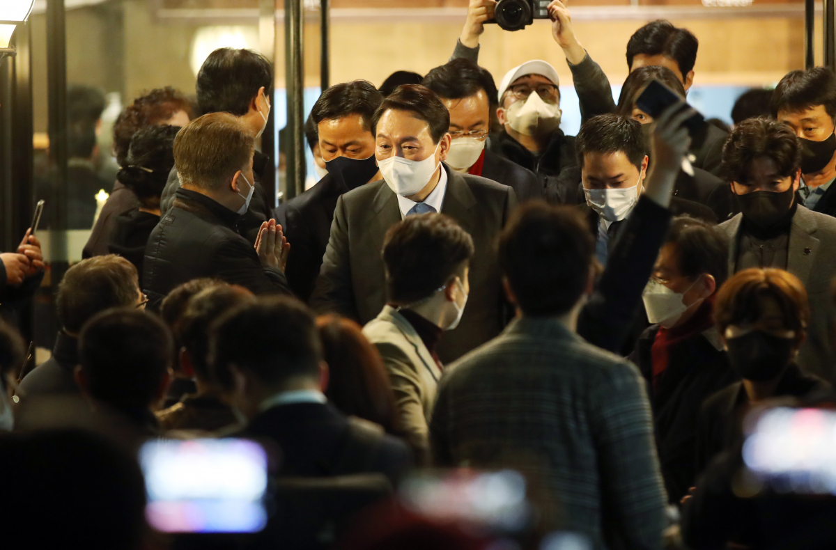 ▲윤석열 국민의힘 대선 후보가 10일 강원도 강릉 커피거리를 방문해 시민들과 인사하고 있다.  (뉴시스)