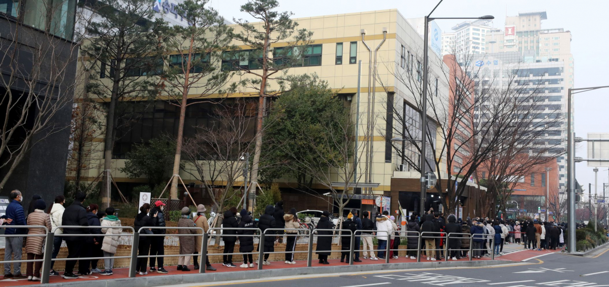 ▲코로나19 신규 확진자수가 7000명 대를 넘어 선 후 첫 주말인 11일 오전 서울 송파구보건소 선별진료소에서 코로나 검사를 받으려는 시민들이 길게 줄 서 있다. (뉴시스)