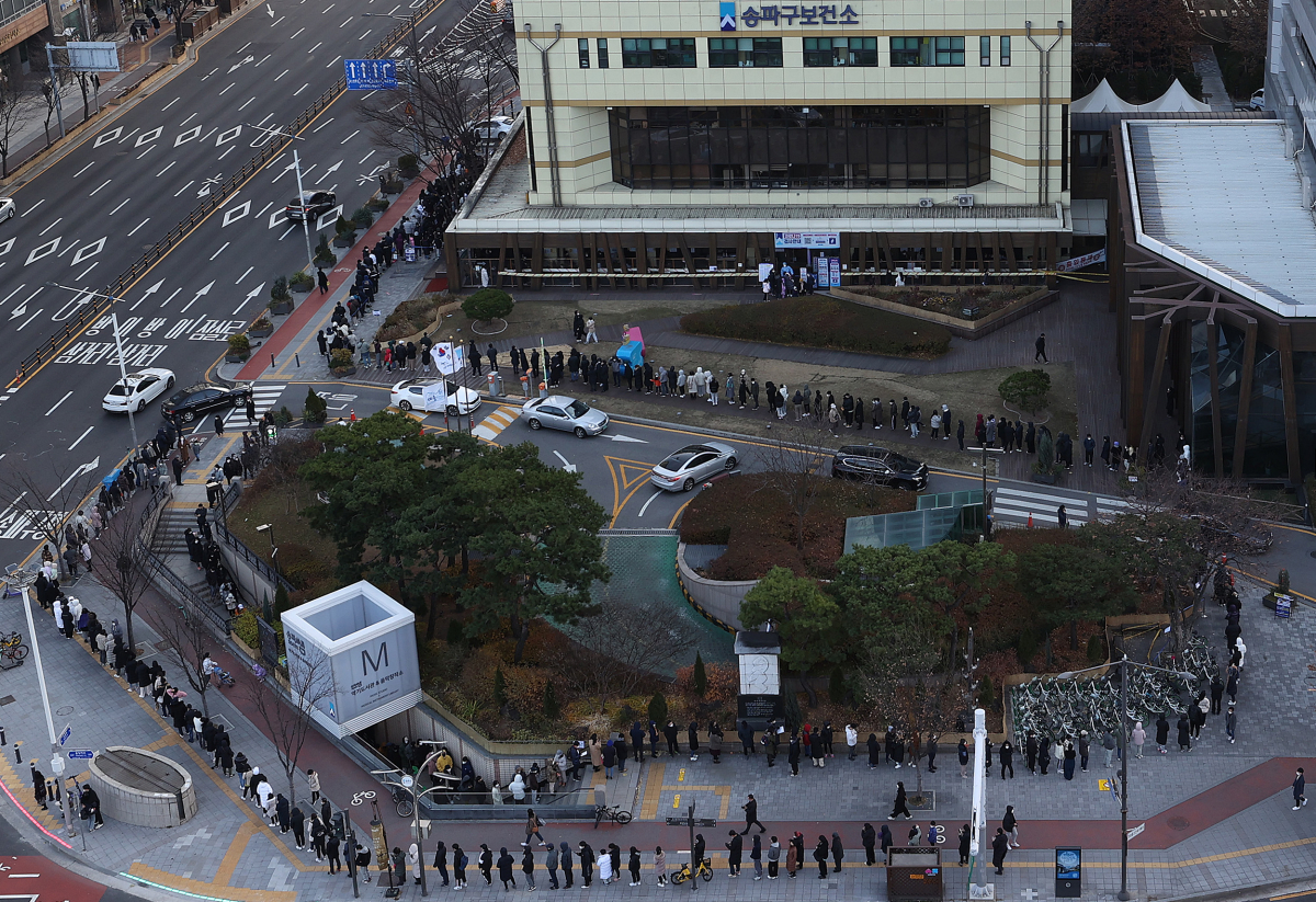 ▲12일 오후 서울 송파구보건소 선별진료소에서 시민들이 코로나19 검사를 받기 위해 줄을 서고 있다. (연합뉴스)