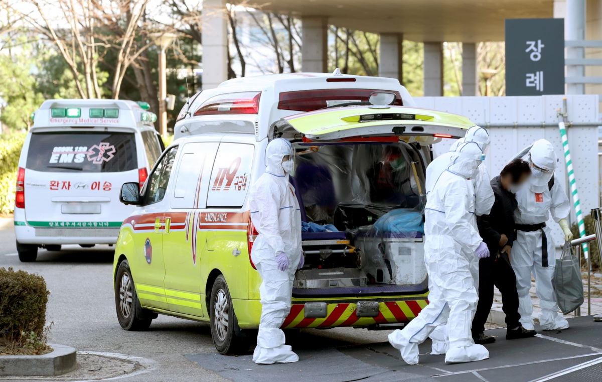 ▲위중증으로 입원 치료 중인 환자와 병상 배정을 기다리는 환자가 역대 최다치를 기록한 12일 오후 서울 중랑구 서울의료원에서 의료진과 구급대원들이 환자를 이송하고 있다. (뉴시스)