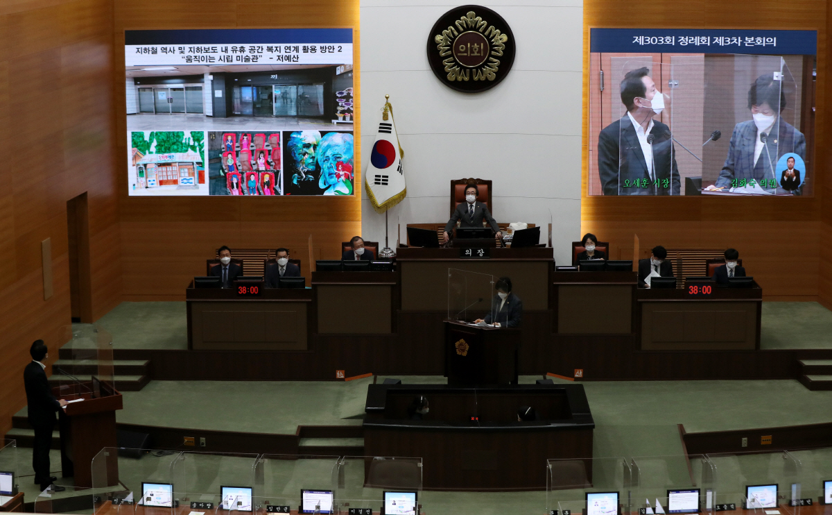 ▲오세훈 서울시장이 11월 17일 오전 서울 중구 서울특별시의회 본회의장에서 열린 ‘제303회 정례회 제3차 본회의’에서 시정질문을 받고 있다. (뉴시스)
