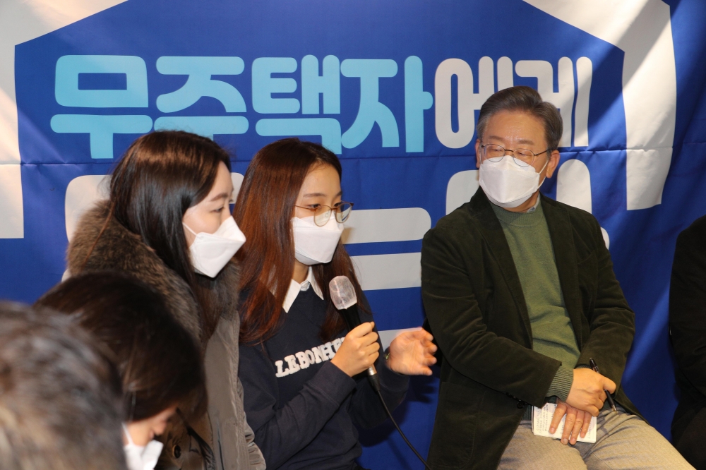 ▲이재명 더불어민주당 대선 후보가 7일 오후 서울 마포구 한 모임 공간(앤드스페이스)에서 무주택자들과 ‘주택청약 사각지대’ 간담회에서 참가자들의 발언을 듣고 있다.  국회사진취재단  (이투데이DB)