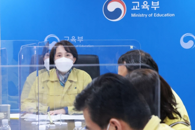 ▲유은혜 부총리 겸 교육부 장관이 12일 열린 교육부·보건복지부·질병관리청 합동 ‘청소년 백신접종 영상회의’에서 인사말을 하고 있다.  (제공=교육부)