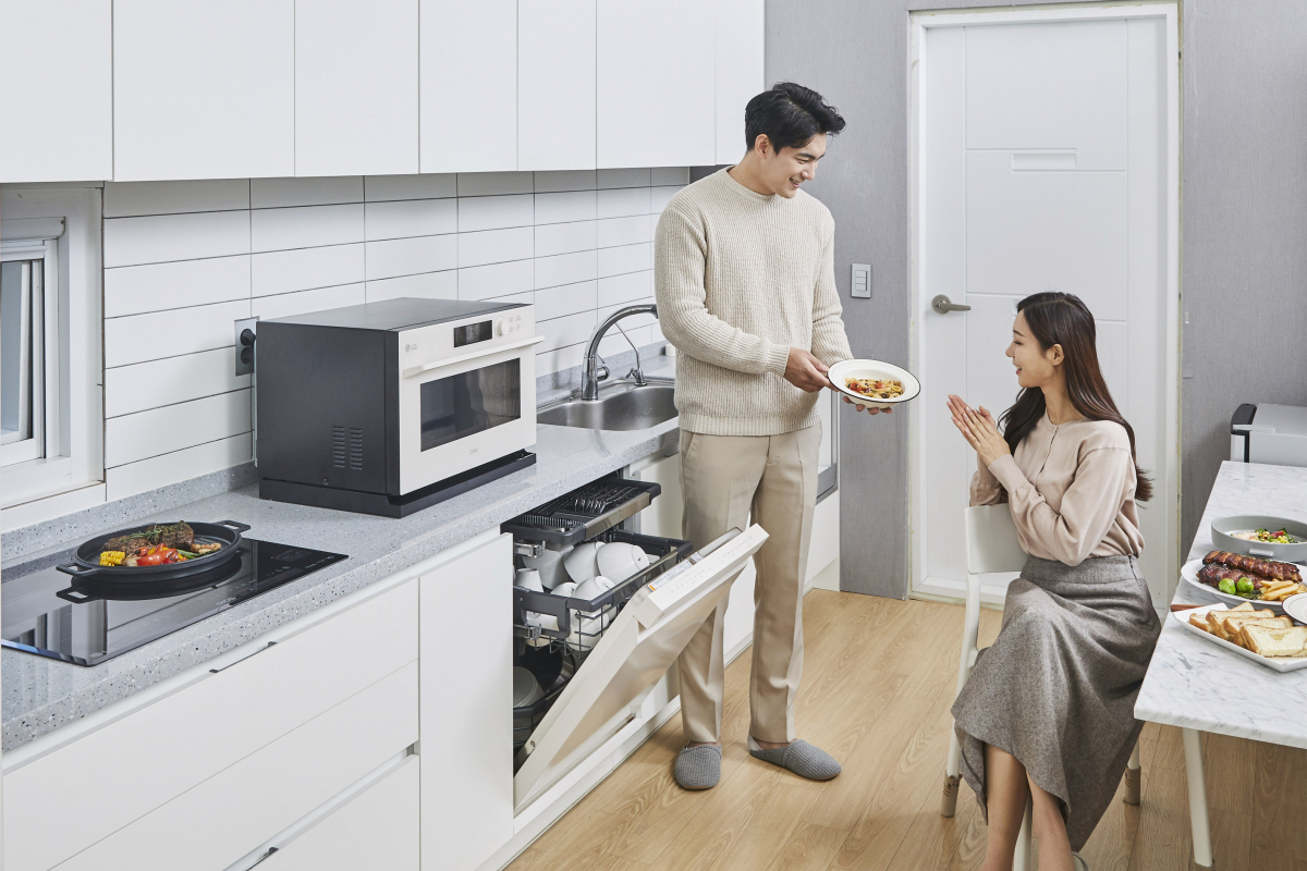 ▲LG전자가 26일까지 경기도 양평에 위치한 럭셔리 펜션에서 주방 신가전 3총사를  체험할 수 있는 'LG 디오스 인생주방과 함께하는 1박 2일 여행' 참가자를 모집한다. 모델들이 LG 디오스 광파오븐, LG 디오스 전기레인지, LG 디오스 식기세척기 스팀을 체험하고 있다. (사진제공=LG전자)