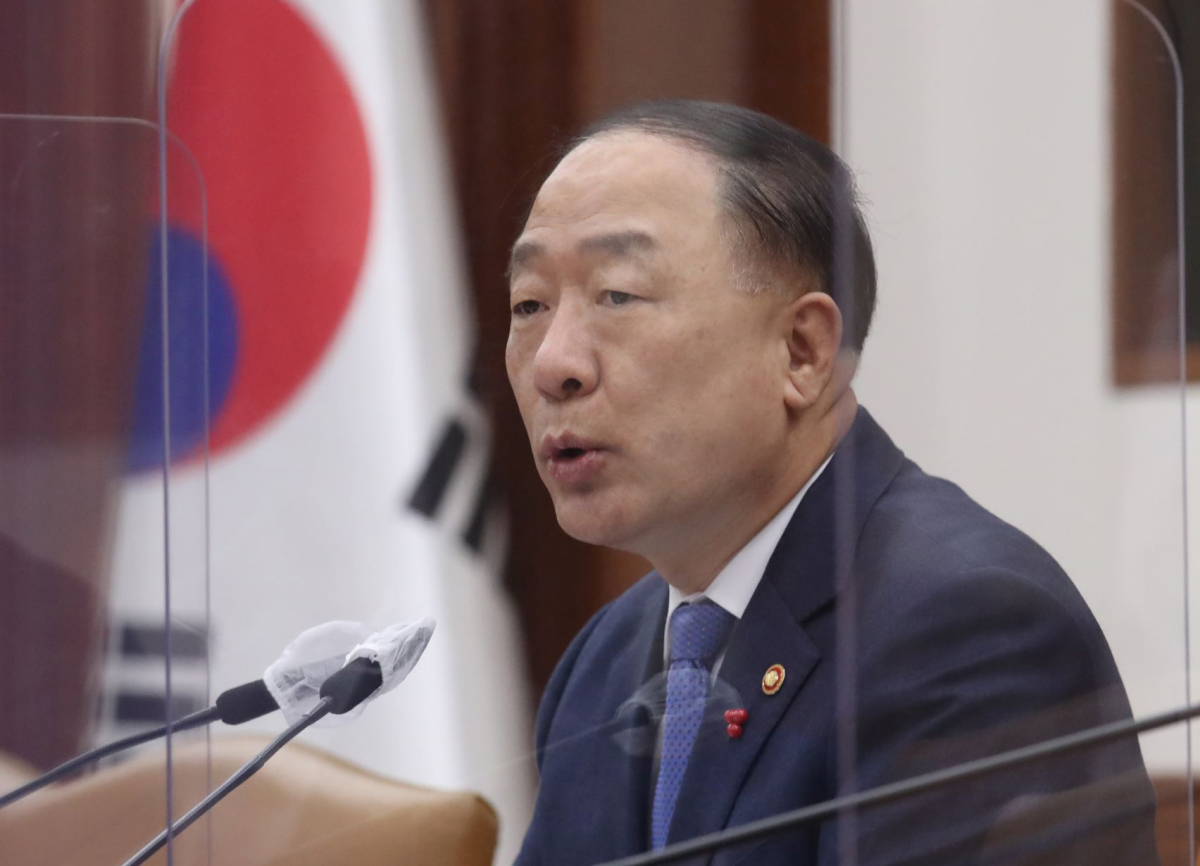 ▲홍남기 경제부총리 겸 기획재정부 장관이 8일 오전 서울 종로구 정부서울청사에서 열린 연구기관장 및 투자은행 전문가 간담회에 참석해 발언하고 있다. (공동취재사진) (뉴시스)