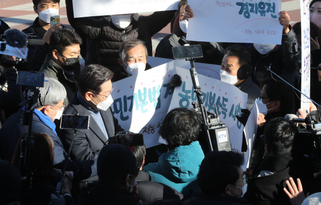 ▲더불어민주당 이재명 대선 후보가 13일 경북 성주군 별동네 작은 도서관에서 열린 국민반상회에 참석하며 지역 주민들과 이야기를 나누고 있다.  (연합뉴스)