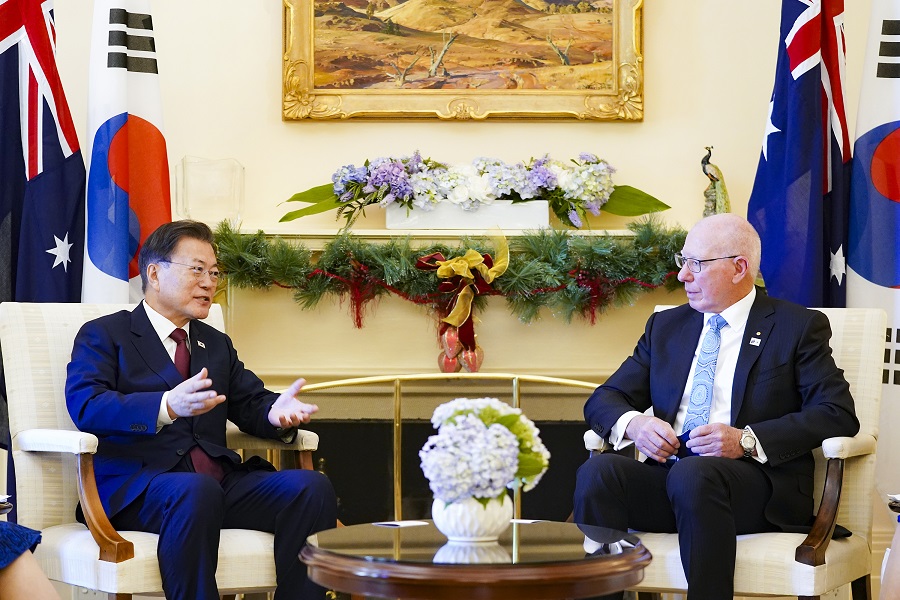 ▲<YONHAP PHOTO-3671> 호주 연방 총독과 환담하는 문재인 대통령    (캔버라=연합뉴스) 안정원 기자= 호주를 국빈 방문 중인 문재인대통령이 13일(현지시간) 호주 캔버라 연방총독 관저에서 데이비드 헐리 총독과 환담하고 있다. 2021.12.13    jeong@yna.co.kr/2021-12-13 12:25:40/<저작권자 ⓒ 1980-2021 ㈜연합뉴스. 무단 전재 재배포 금지.>