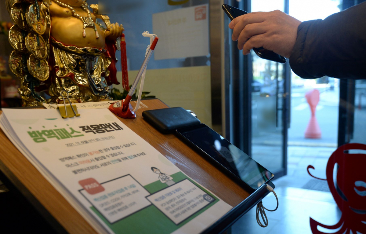 ▲방역패스 시행 첫 날인 13일 오후 광주 동구 동명동 한 식당에서 이용객이 백신 접종 확인을 위해 전자출입명부 인증을 하고 있다. (뉴시스)