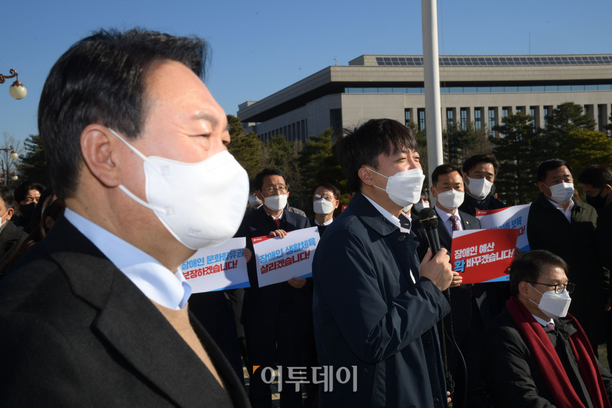 ▲이준석 국민의힘 대표가 13일 오전 서울 여의도 국회에서 열린 중앙선대위 장애인본부가 주최한 전국 릴레이정책투어 출정식에서 발언하고 있다. 왼쪽은 윤석열 대선 후보. (국회사진취재단)
