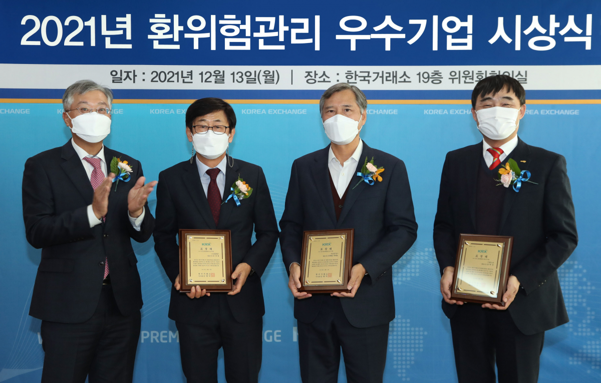 ▲2021년도 환위험관리 우수기업 시상 후 기념촬영을 하고 있는 (왼쪽부터)조효제 한국거래소 파생상품시장본부장, 김성용 (주)디티에스 대표이사, 곽재요 서린상사(주) 부사장, 이정구 (주)팜스코 이사의 모습. (출처=한국거래소)