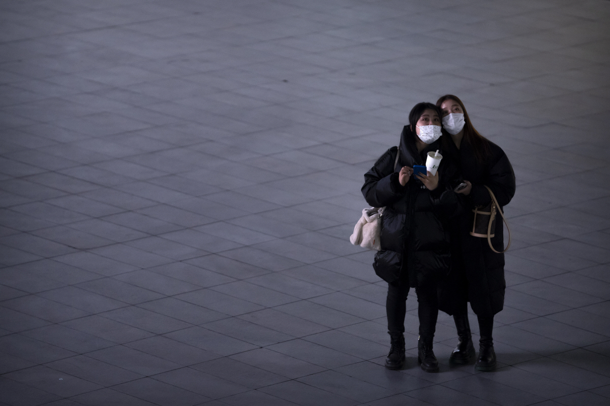 ▲중국 베이징에서 10일 시민들이 쇼핑몰 전광판을 바라보고 있다. 베이징/AP뉴시스