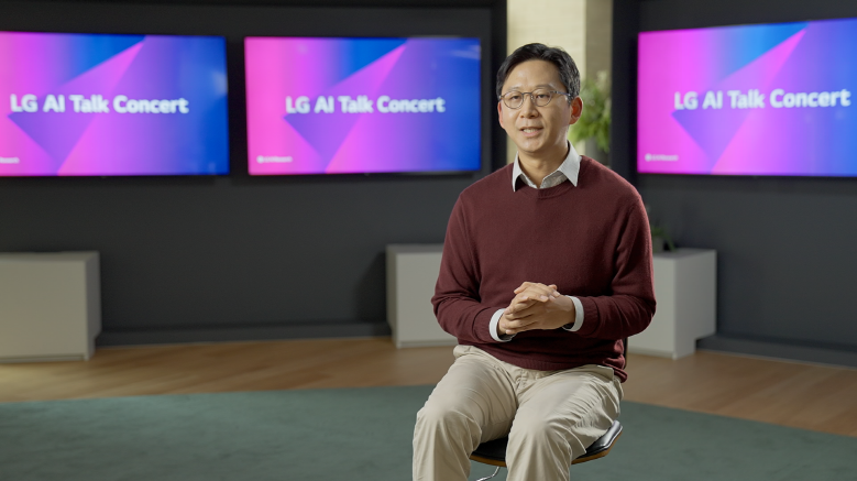 ▲14일 진행된 LG AI 토크 콘서트에서 배경훈 원장이 키노트스피치를 하고 있다. (사진제공=LG그룹)