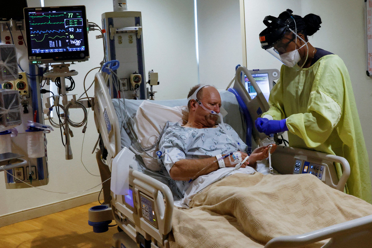 ▲미국 뉴멕시코주 파밍턴의 한 병원에서 9일 의료진이 신종 코로나바이러스 감염증(코로나19) 확진자 상태를 살피고 있다. 파밍턴/로이터연합뉴스
