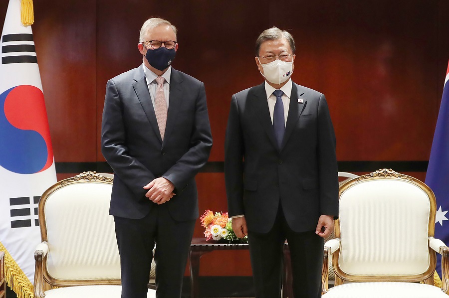 ▲<YONHAP PHOTO-1774> 호주 노동당 대표와 기념촬영하는 문재인 대통령 (시드니=연합뉴스) 안정원 기자 = 호주를 국빈 방문 중인 문재인 대통령이 14일 시드니 시내 한 호텔에서 앤서니 알바네이지 노동당 대표와 만나 기념촬영을 하고 있다.2021.12.14 jeong@yna.co.kr/2021-12-14 10:45:50/<저작권자 ⓒ 1980-2021 ㈜연합뉴스. 무단 전재 재배포 금지.>