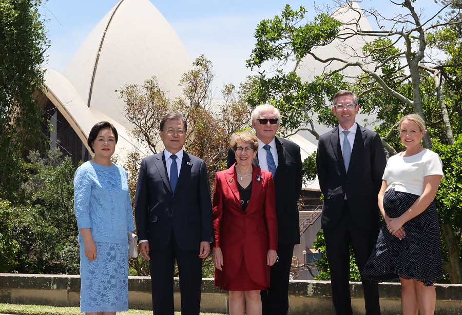 ▲<YONHAP PHOTO-2206> 기념촬영하는 문재인 대통령     (시드니=연합뉴스) 안정원 기자 = 호주를 국빈 방문 중인 문재인 대통령이 14일 시드니 뉴사우스웨일즈 주총독 관저에서 열린 마가렛 비즐리 주총독 내외 주최 오찬에 참석해비즐리 주총독, 도미닉 페로테 주총리 등과 정원을 산책한 뒤 기념촬영을 하고 있다.  2021.12.14     jeong@yna.co.kr/2021-12-14 12:36:09/<저작권자 ⓒ 1980-2021 ㈜연합뉴스. 무단 전재 재배포 금지.>