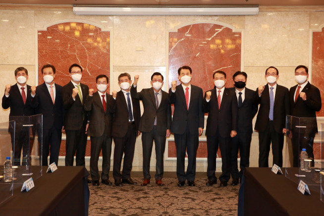 ▲(왼쪽부터) 장석일 금융감독원 심의위원, 남기봉 한울회계법인 대표, 홍종성 안진회계법인 대표, 김병익 우리회계법인 대표, 김명철 삼덕회계법인 대표, 김영식 한국공인회계사회 회장, 정은보 금융감독원장, 김교태 삼정회계법인 대표, 윤훈수 삼일회계법인 대표, 조승호 대주회계법인 대표, 박용근 한영회계법인 대표 (자료 = 금융감독원)