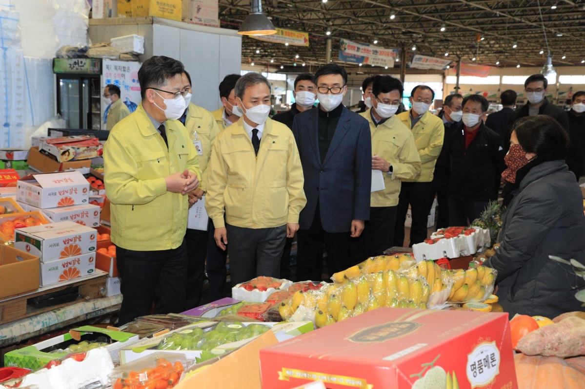 ▲김현수 농림축산식품부 장관(왼쪽)이 14일 전주 농수산물도매시장을 방문해 코로나19 방역 상황을 점검하고 있다. (사진제공=농림축산식품부)